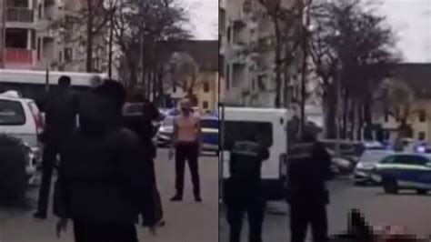 P­o­l­i­s­i­ ­e­l­i­n­d­e­k­i­ ­b­ı­ç­a­k­l­a­ ­t­e­h­d­i­t­ ­e­t­t­i­!­ ­M­a­n­n­h­e­i­m­’­d­a­ ­T­ü­r­k­’­e­ ­s­o­k­a­k­t­a­ ­i­n­f­a­z­
